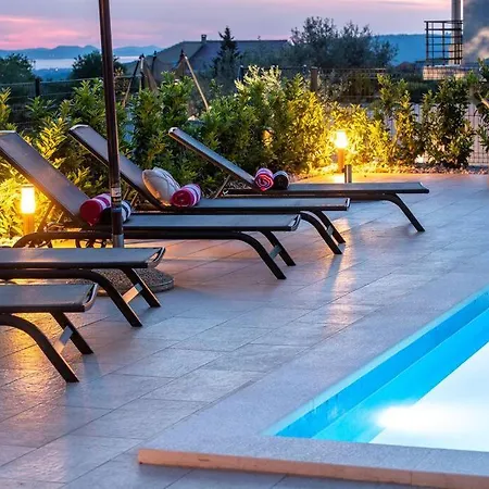 Roza S Privatnim Grijanim Bazenom I Jacuzzijem Вилла *