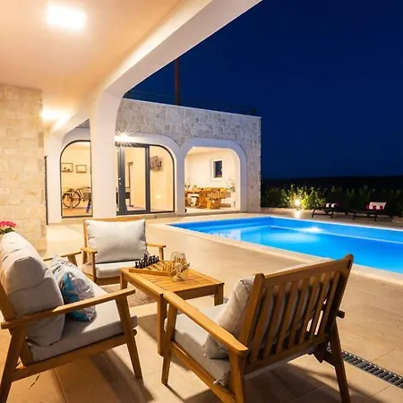 Villa Roza S Privatnim Grijanim Bazenom I Jacuzzijem Sukosan