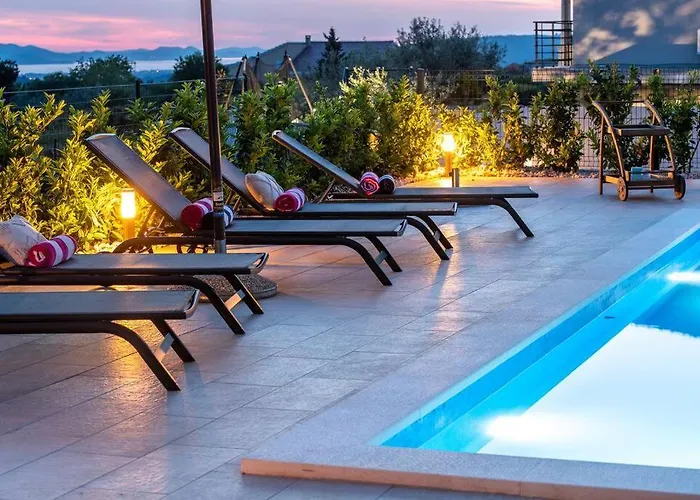 Roza S Privatnim Grijanim Bazenom I Jacuzzijem וילה *