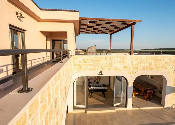 וילה Roza S Privatnim Grijanim Bazenom I Jacuzzijem