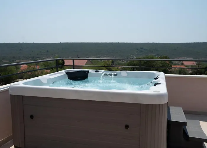 Roza S Privatnim Grijanim Bazenom I Jacuzzijem