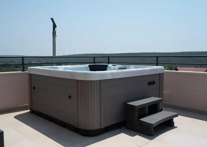 Roza S Privatnim Grijanim Bazenom I Jacuzzijem