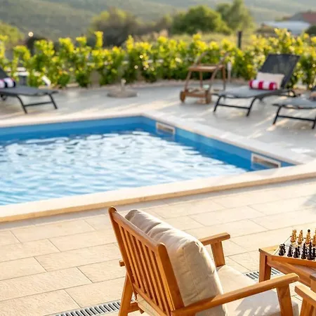 Roza S Privatnim Grijanim Bazenom I Jacuzzijem
