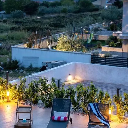 Roza S Privatnim Grijanim Bazenom I Jacuzzijem Villa Sukošan