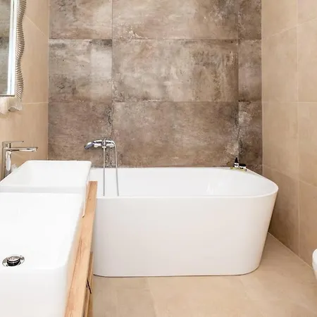 Roza S Privatnim Grijanim Bazenom I Jacuzzijem * Sukošan