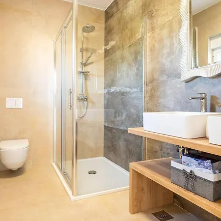 Villa Roza S Privatnim Grijanim Bazenom I Jacuzzijem Sukošan