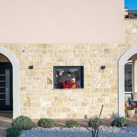 Roza S Privatnim Grijanim Bazenom I Jacuzzijem Villa