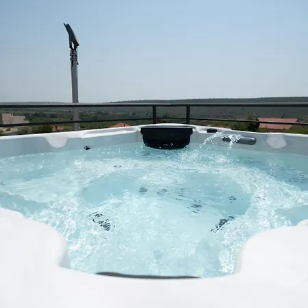 Roza S Privatnim Grijanim Bazenom I Jacuzzijem Villa Sukošan