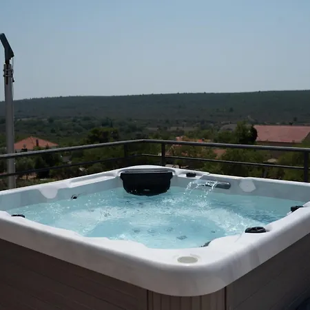 Roza S Privatnim Grijanim Bazenom I Jacuzzijem * Sukošan