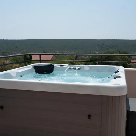 Roza S Privatnim Grijanim Bazenom I Jacuzzijem
