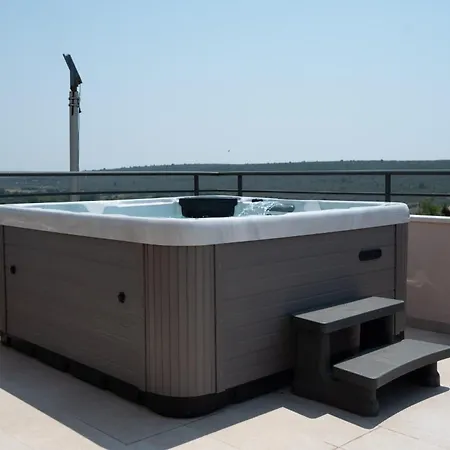 Roza S Privatnim Grijanim Bazenom I Jacuzzijem