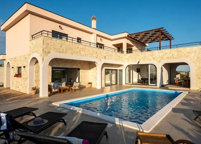 Villa Roza S Privatnim Grijanim Bazenom I Jacuzzijem Sukošan