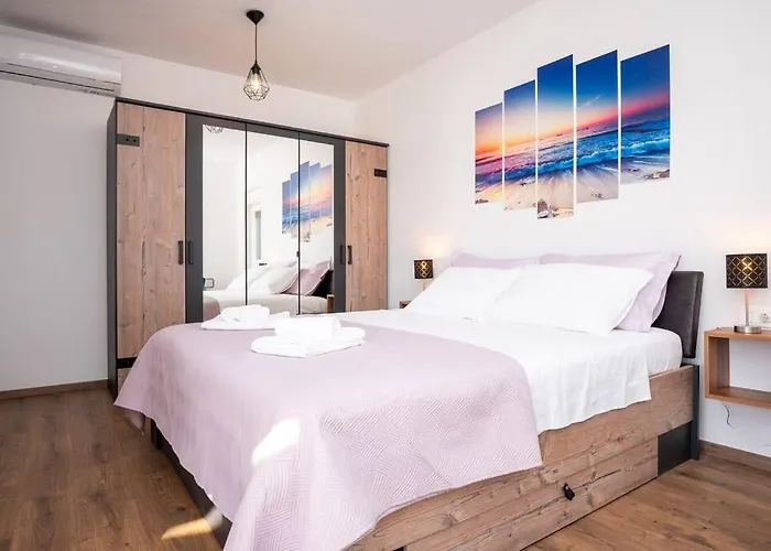 Roza S Privatnim Grijanim Bazenom I Jacuzzijem Villa Sukošan