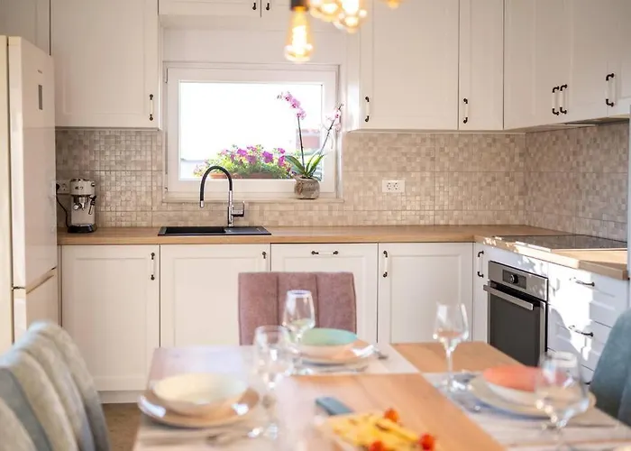 Roza S Privatnim Grijanim Bazenom I Jacuzzijem Villa