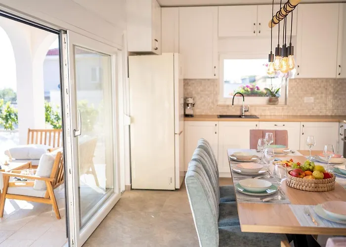 Roza S Privatnim Grijanim Bazenom I Jacuzzijem