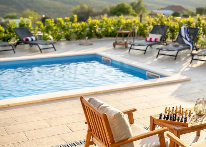 Roza S Privatnim Grijanim Bazenom I Jacuzzijem