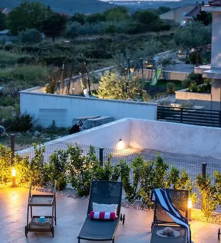 Roza S Privatnim Grijanim Bazenom I Jacuzzijem Villa Sukošan