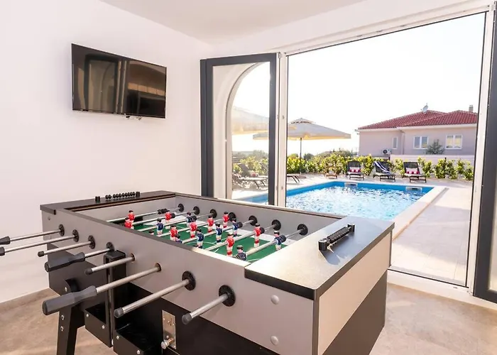 Roza S Privatnim Grijanim Bazenom I Jacuzzijem * Sukošan