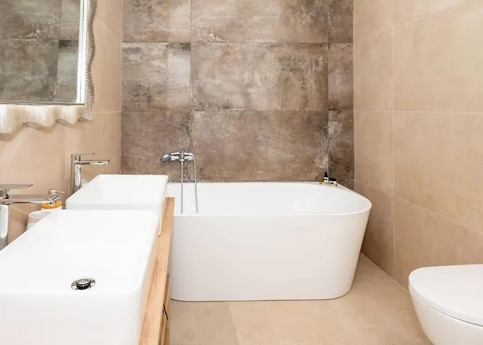 Roza S Privatnim Grijanim Bazenom I Jacuzzijem * Sukošan