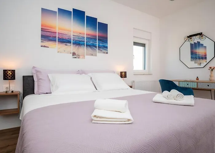 Roza S Privatnim Grijanim Bazenom I Jacuzzijem * Sukošan