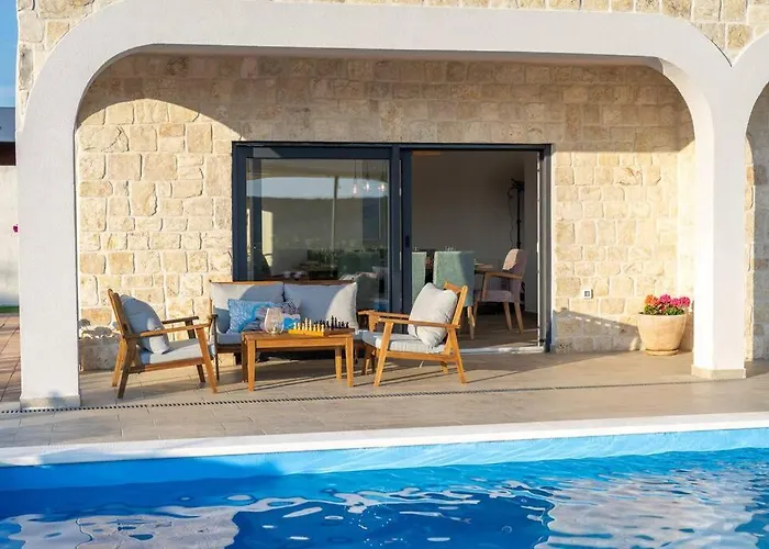 Roza S Privatnim Grijanim Bazenom I Jacuzzijem