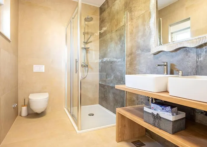 Villa Roza S Privatnim Grijanim Bazenom I Jacuzzijem Sukošan