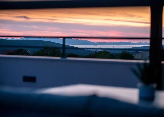 Roza S Privatnim Grijanim Bazenom I Jacuzzijem