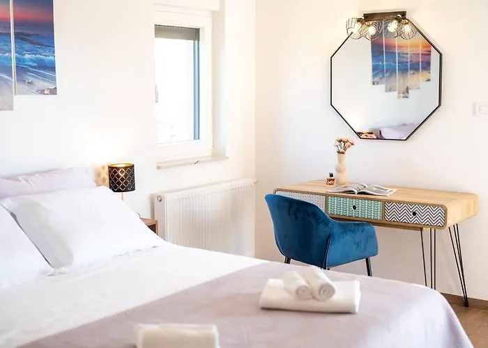 Roza S Privatnim Grijanim Bazenom I Jacuzzijem Villa Sukošan