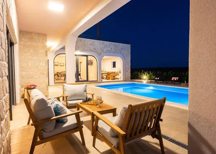 Villa Roza S Privatnim Grijanim Bazenom I Jacuzzijem Sukošan