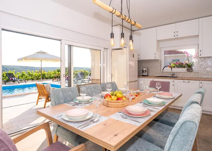 Roza S Privatnim Grijanim Bazenom I Jacuzzijem * Sukošan