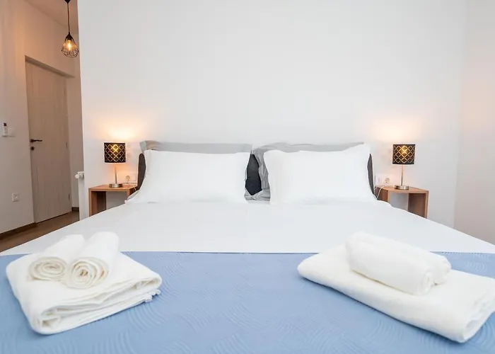 Roza S Privatnim Grijanim Bazenom I Jacuzzijem Villa Sukošan