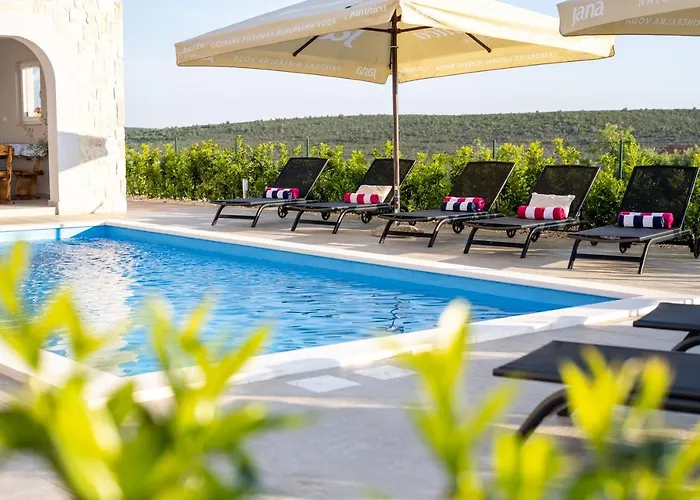 Roza S Privatnim Grijanim Bazenom I Jacuzzijem *