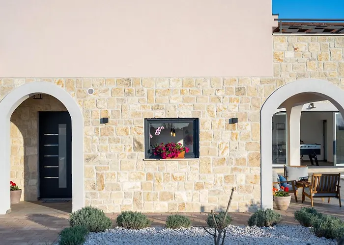 Roza S Privatnim Grijanim Bazenom I Jacuzzijem Villa