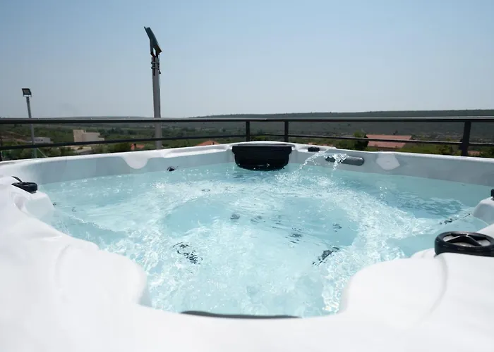 Roza S Privatnim Grijanim Bazenom I Jacuzzijem Villa Sukošan
