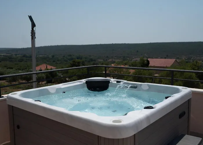 Roza S Privatnim Grijanim Bazenom I Jacuzzijem * Sukošan